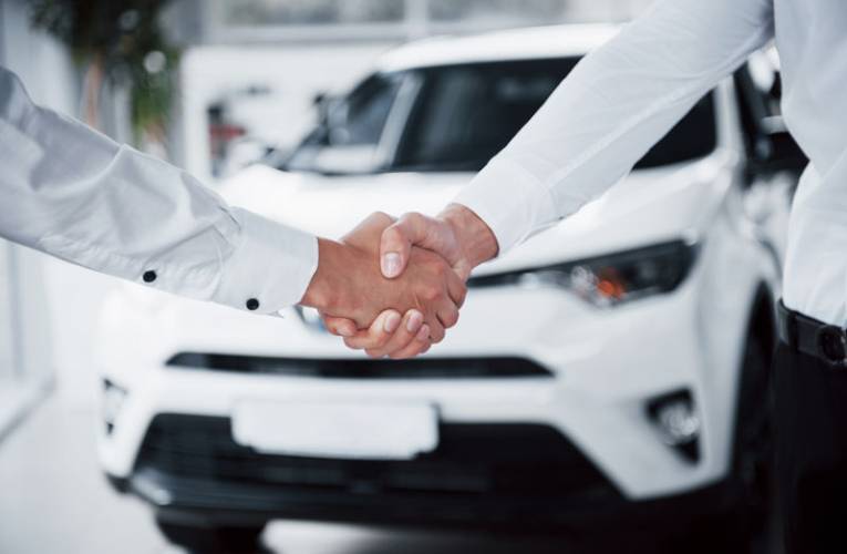 Umowa kupna i sprzedaży samochodu – co zawiera wzór?